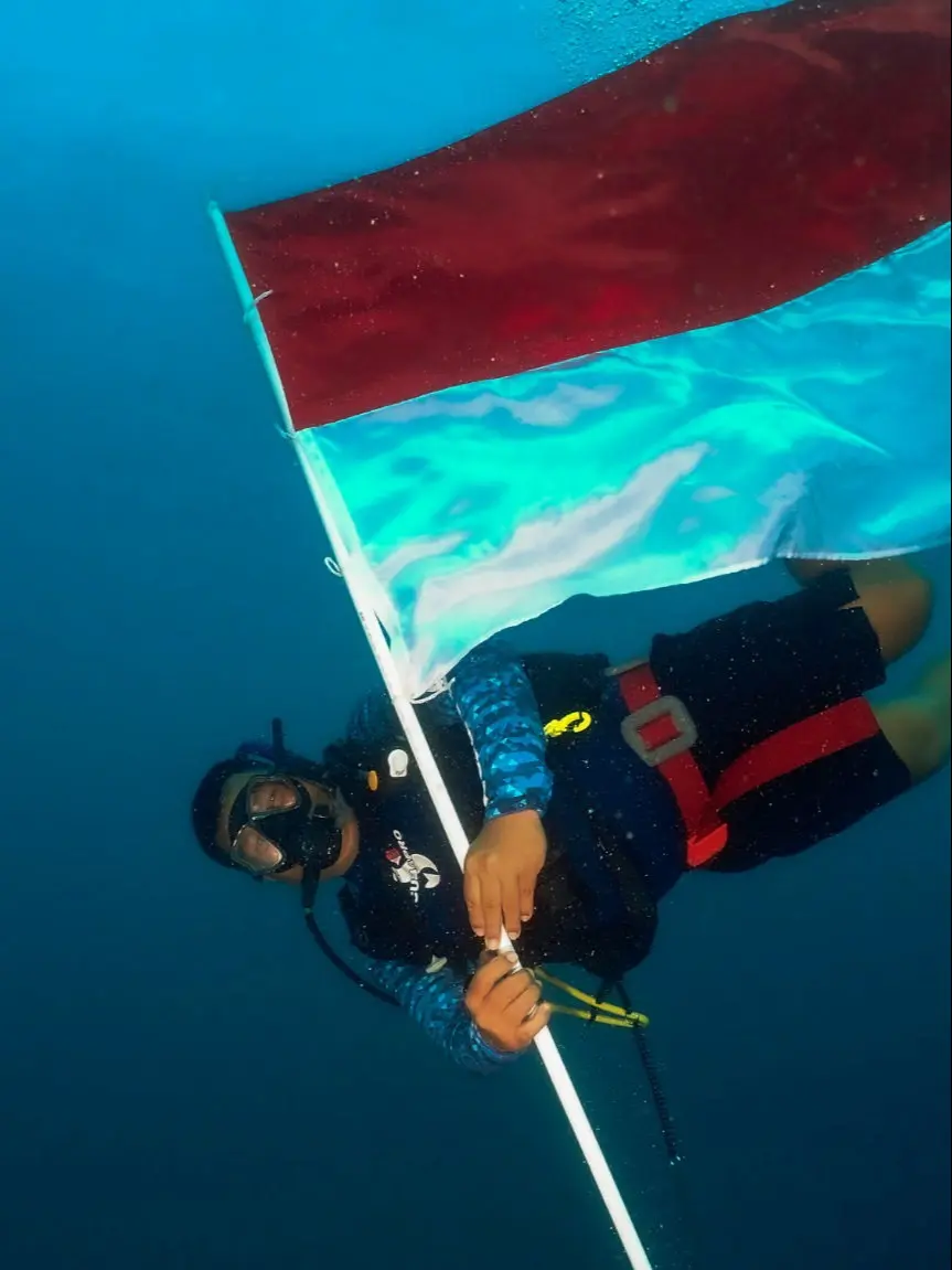 Diver with Indonesia Flag, iDiventure